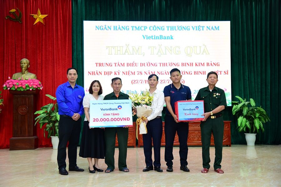 Đoàn Công tác trao quà tại Trung tâm Điều dưỡng thương binh Kim Bảng, tỉnh Ninh Bình