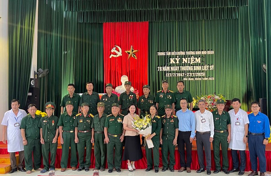 Đoàn Công tác trao quà tại Trung tâm Điều dưỡng thương binh Nho Quan, tỉnh Ninh Bình