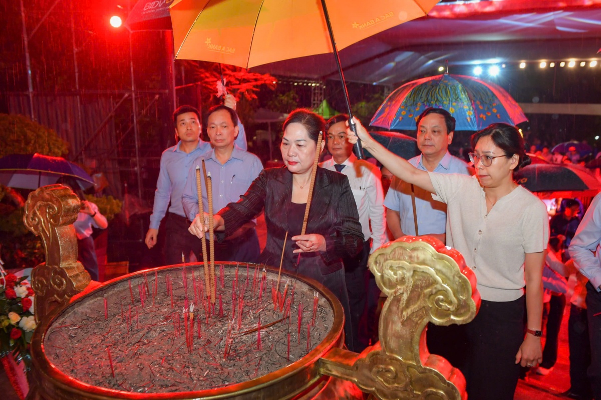 Đoàn tổ chức dâng hương tại Nghĩa trang Liệt sĩ Quốc gia Trường Sơn