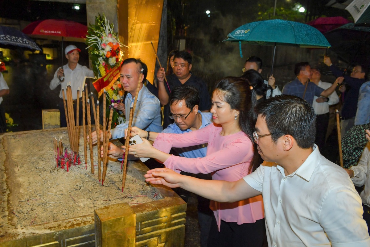 Đoàn dâng hương tại Nghĩa trang Liệt sĩ Quốc gia Đường 9