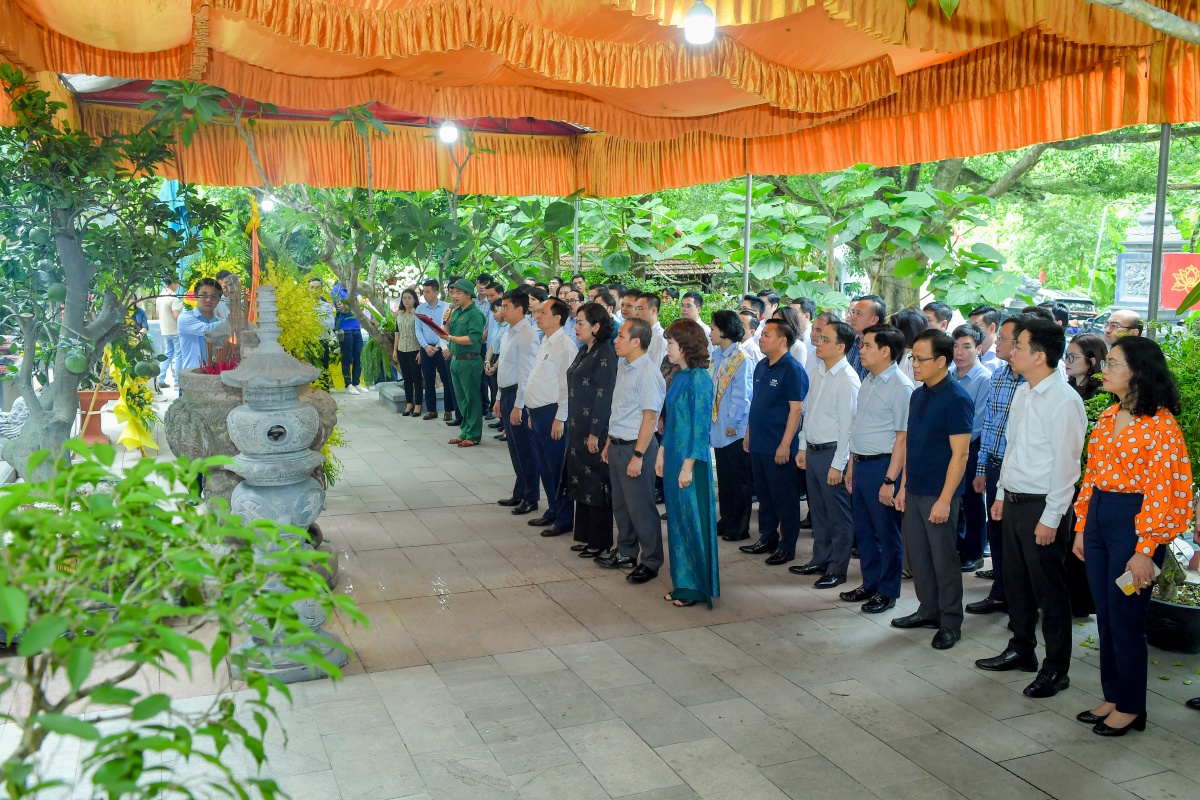 Đoàn dừng chân tại hang Tám Cô - nơi 8 thanh niên xung phong mãi mãi nằm lại khi tuổi đời còn rất trẻ.