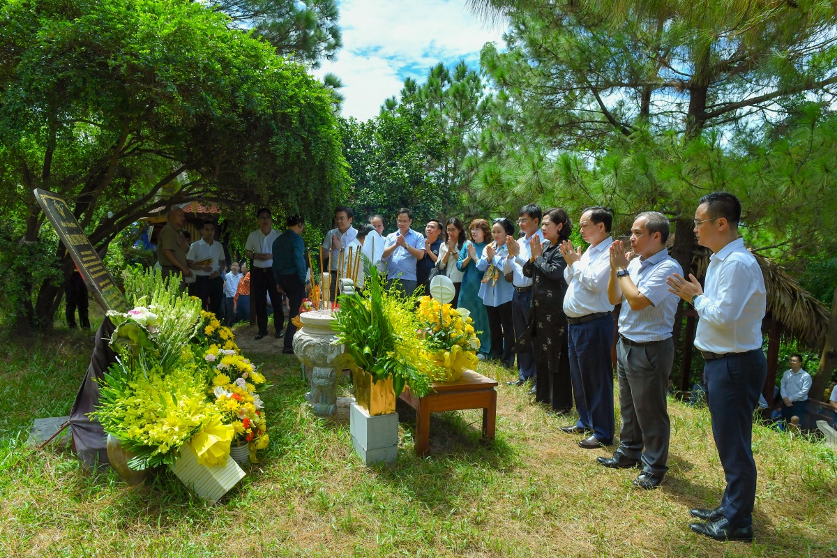 Kính cẩn nghiêng mình trước mộ Đại tướng Võ Nguyên Giáp tại Vũng Chùa - Đảo Yến