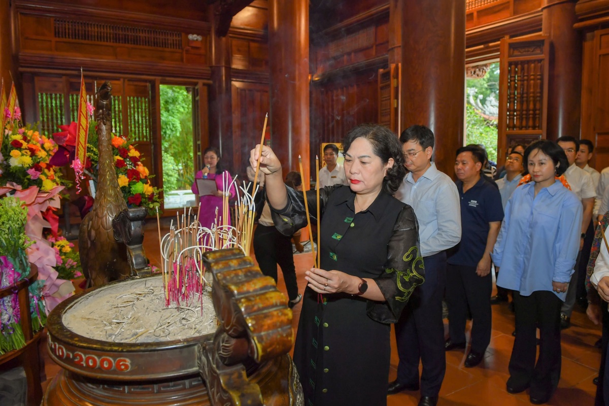 Đoàn thăm và dâng hương tại Nhà tưởng niệm Bác Hồ tại Nam Đàn