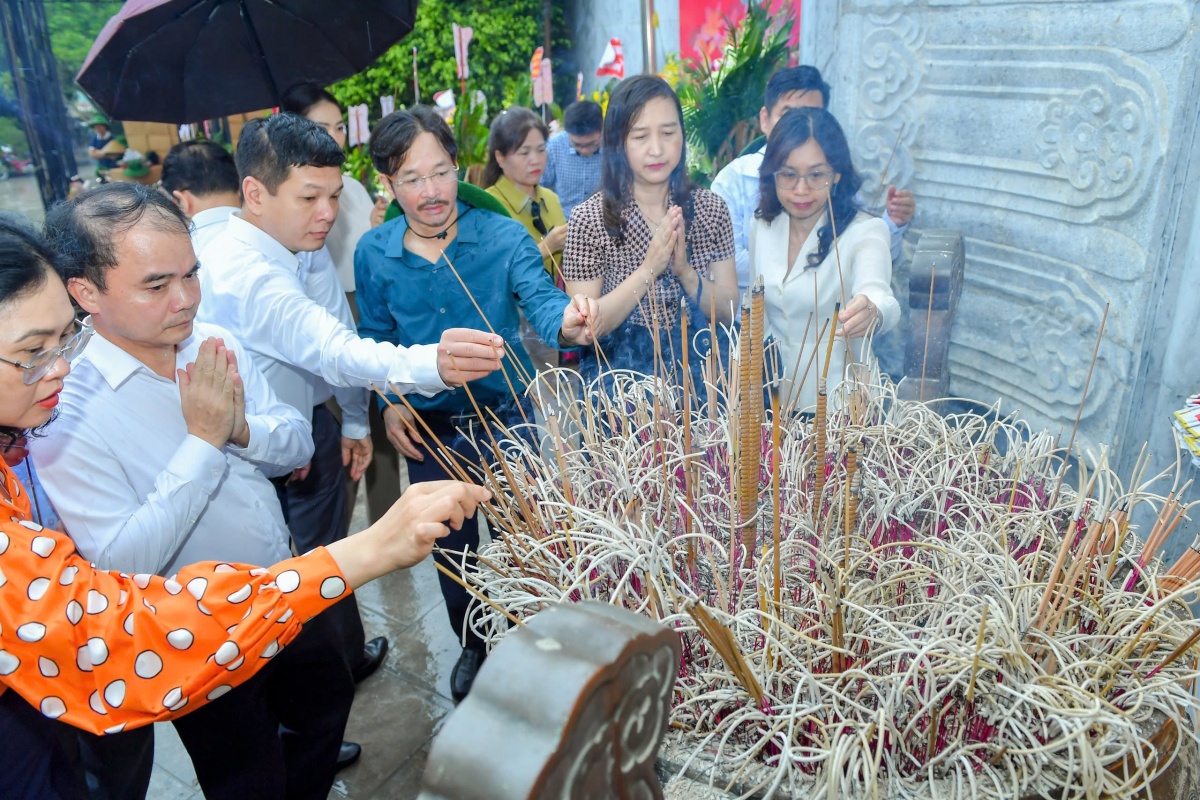 Tri ân những liệt sĩ tại Nghĩa trang Liệt sĩ Việt - Lào