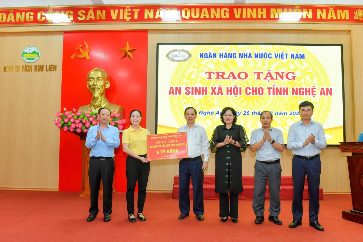 Lãnh đạo NHNN trao tặng kinh phí cho tỉnh Nghệ An để khắc phục bão lũ và xóa nhà tạm, nhà dột nát