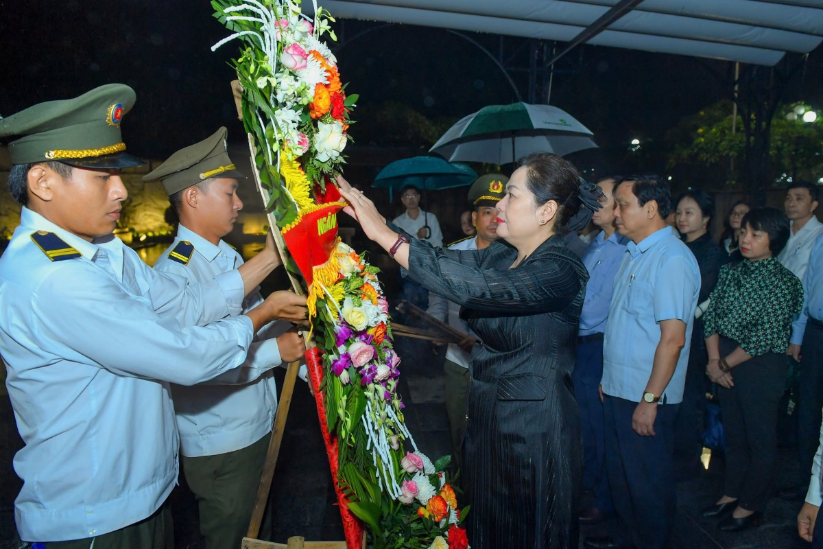 Đoàn dâng hương tại Nghĩa trang Liệt sĩ Quốc gia Đường 9