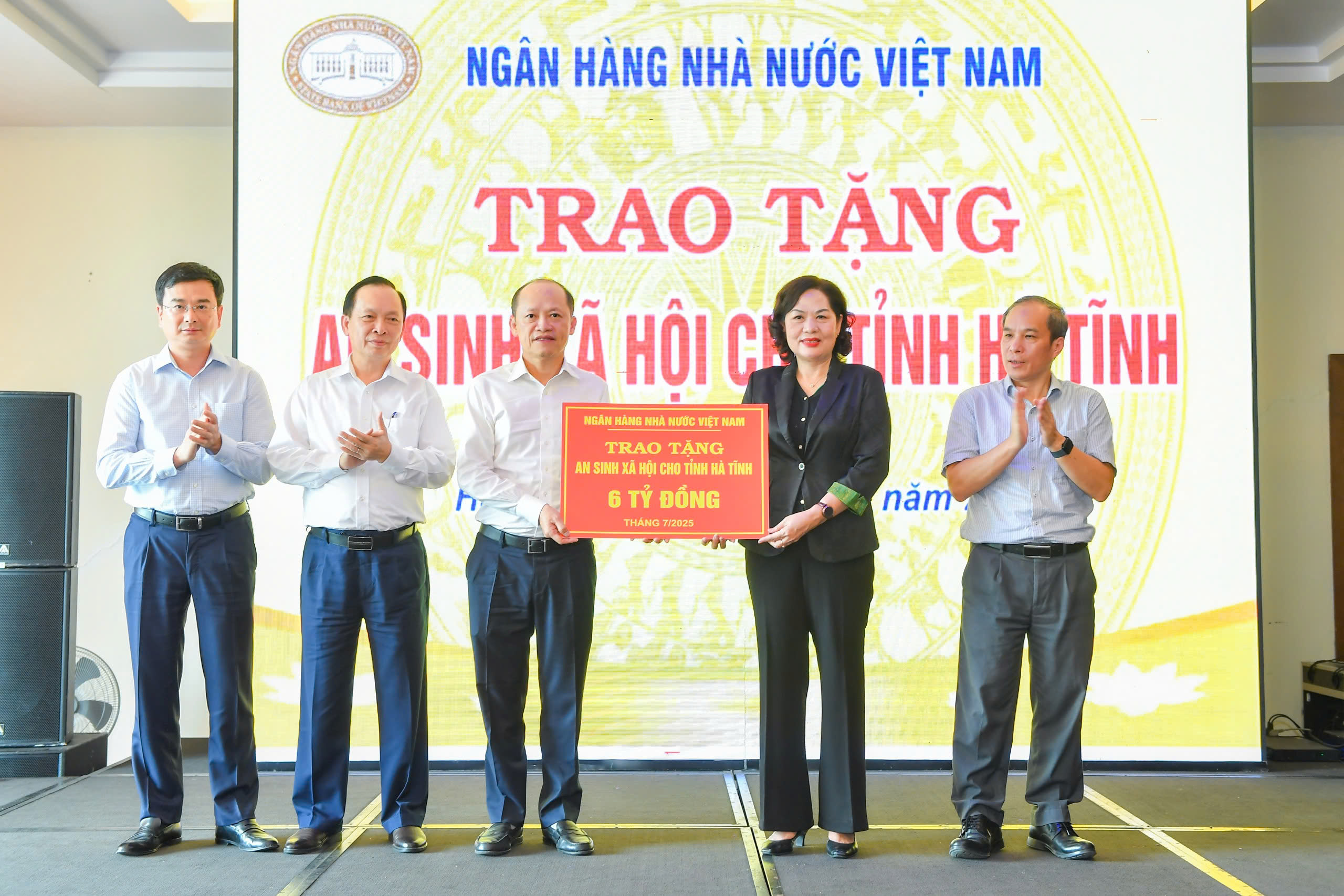 Ban lãnh đạo NHNN trao biểu trưng tặng kinh phí cho tỉnh Hà Tĩnh thực hiện công tác an sinh xã hội