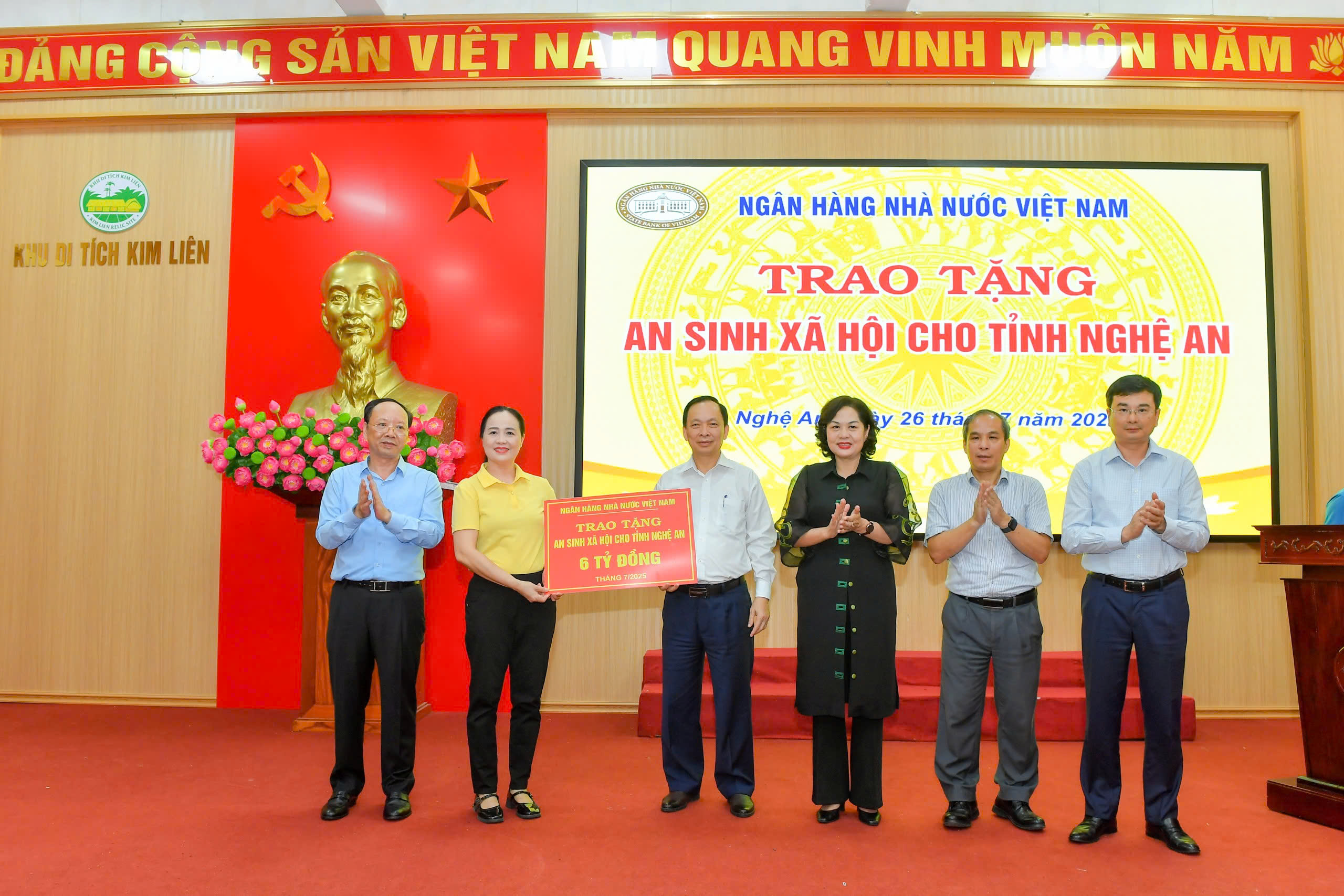 Ban lãnh đạo NHNN trao tặng kinh phí cho tỉnh Nghệ An để khắc phục bão lũ và xóa nhà tạm, nhà dột nát