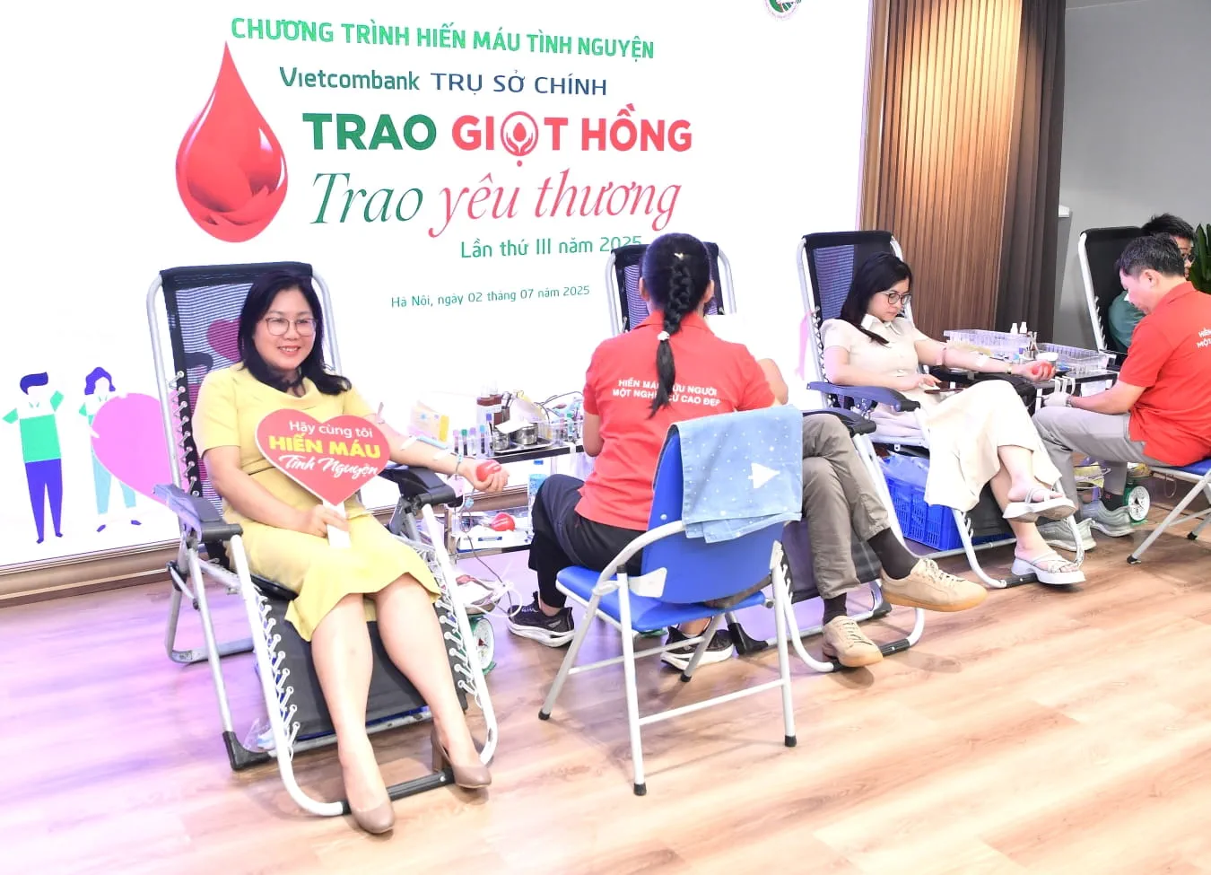 Kế toán trưởng La Thị Hồng Minh tham gia chương trình hiến máu tình nguyện