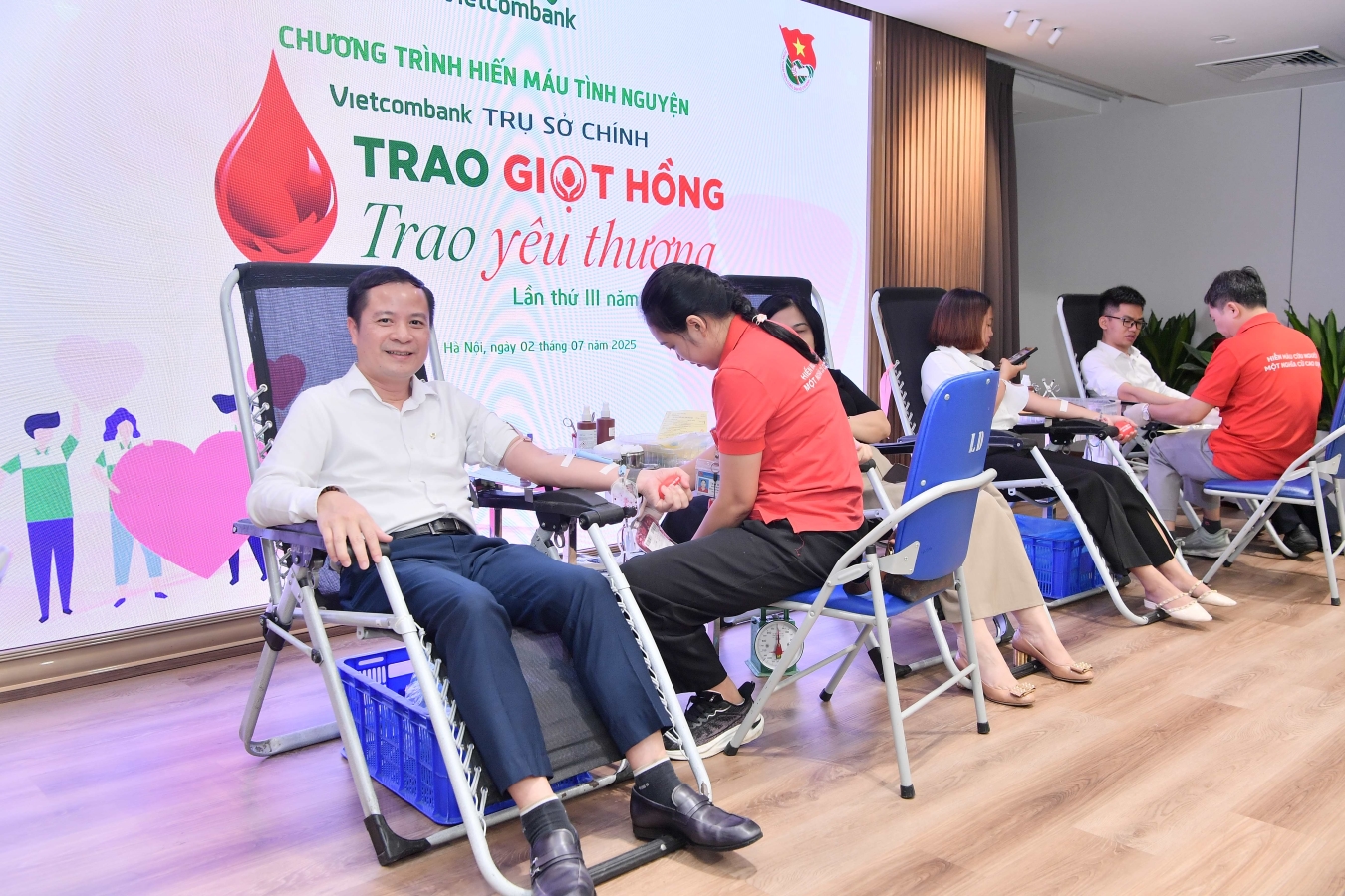 Phó Tổng Giám đốc Lê Hoàng Tùng tham gia chương trình hiến máu tình nguyện