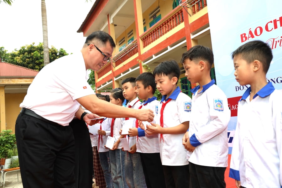 Ông Nguyễn Hữu Lộc – Phó Giám đốc Vietcombank Yên Bái trao quà cho các em học sinh có hoàn cảnh khó khăn