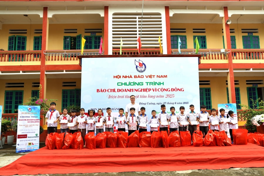 Vietcombank đồng hành cùng chương trình Báo chí, Doanh nghiệp vì cộng đồng - Triệu trái tim, một tấm lòng năm 2025