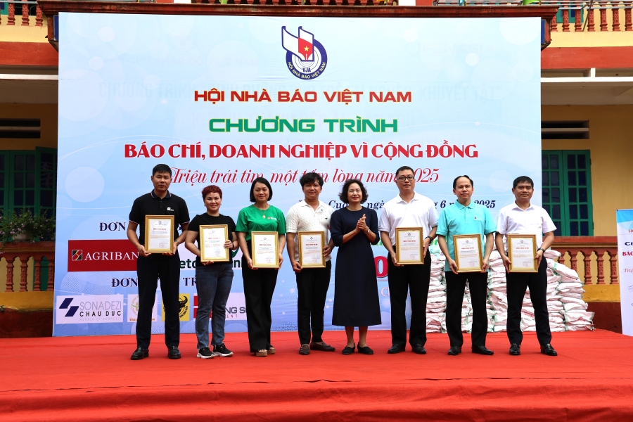 Đại diện Vietcombank và các đơn vị hành cùng chương trình nhận Bằng tri ân do bà Trần Thị Hương Giang - Phó Chánh Văn phòng Hội Nhà báo Việt Nam trao tặng