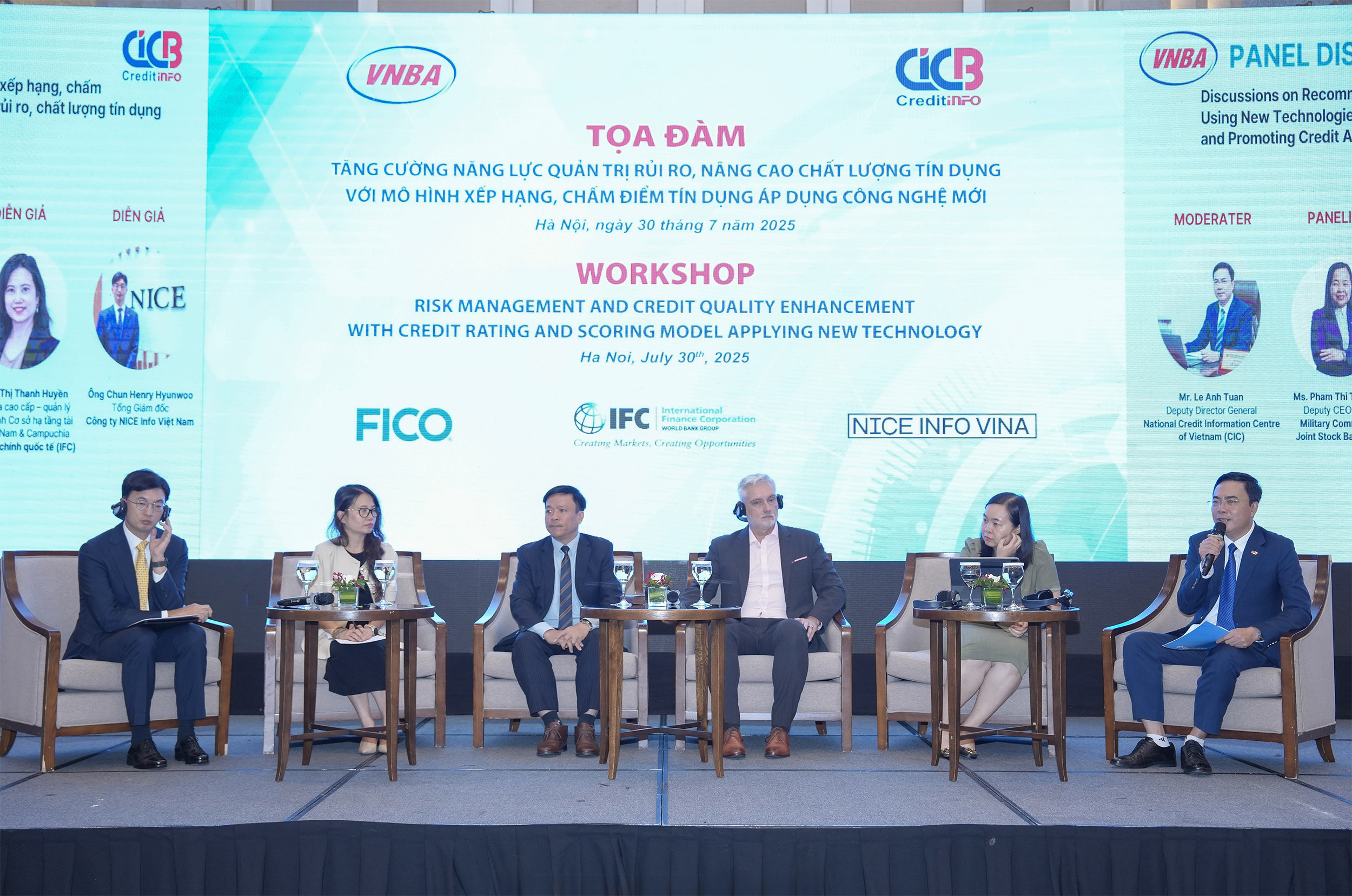 Các chuyên gia thảo luận tại tọa đàm