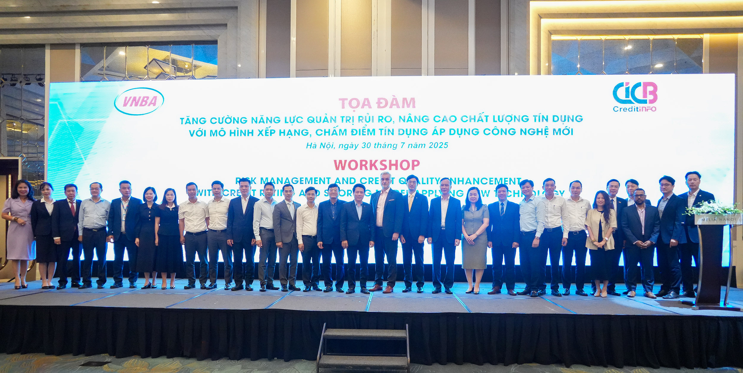 Các đại biểu tham dự tọa đàm chụp ảnh lưu niệm