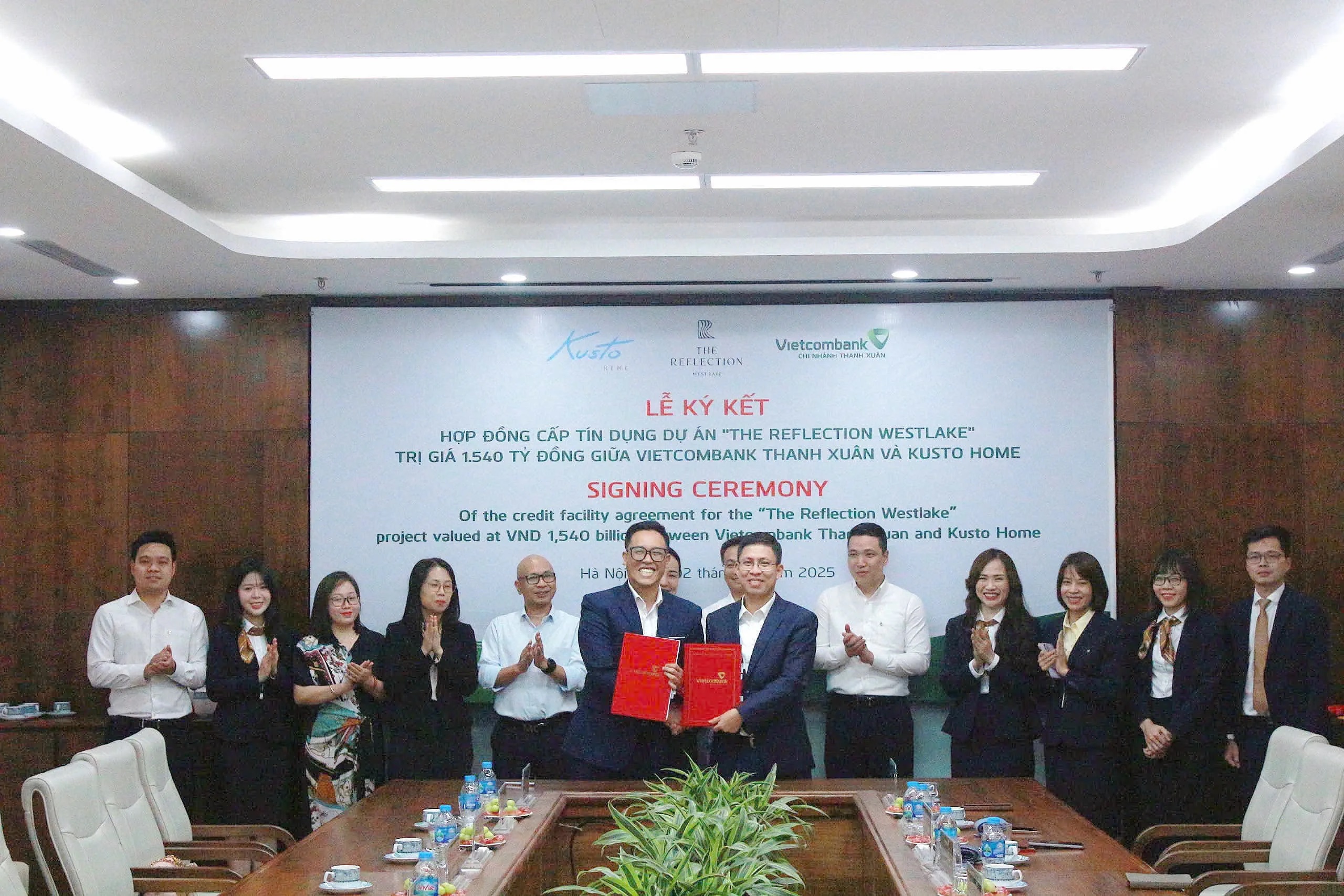 Đại diện Vietcombank Thanh Xuân và Công ty TNHH Đất Hồ Tây (thành viên Kusto Home) thực hiện nghi thức ký kết hợp đồng tín dụng tài trợ dự án “The Reflection West Lake”