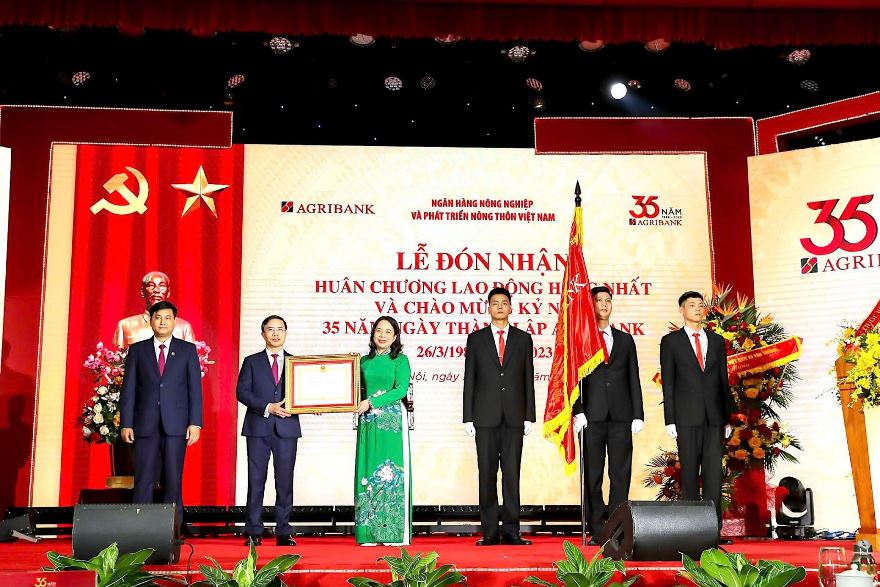 Agribank đón nhận Huân chương Lao động hạng Nhất, chào mừng kỷ niệm 35 năm ngày thành lập