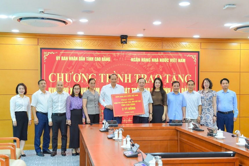 Lãnh đạo NHNN trao tặng kinh phí cho tỉnh Cao Bằng thực hiện chương trình chung tay xóa nhà tạm, nhà dột nát