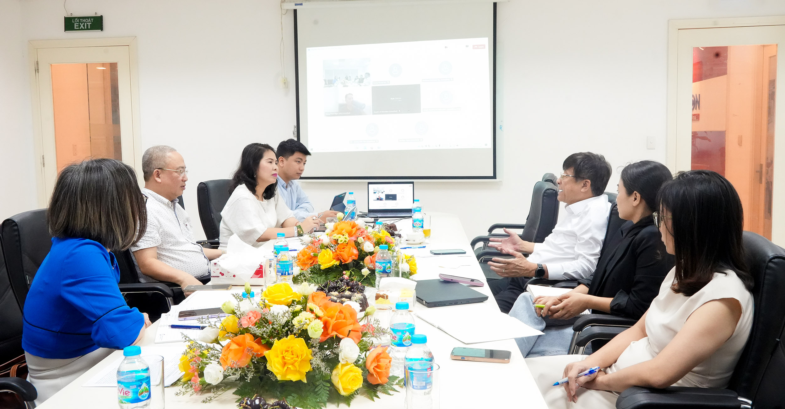 Quang cảnh cuộc họp