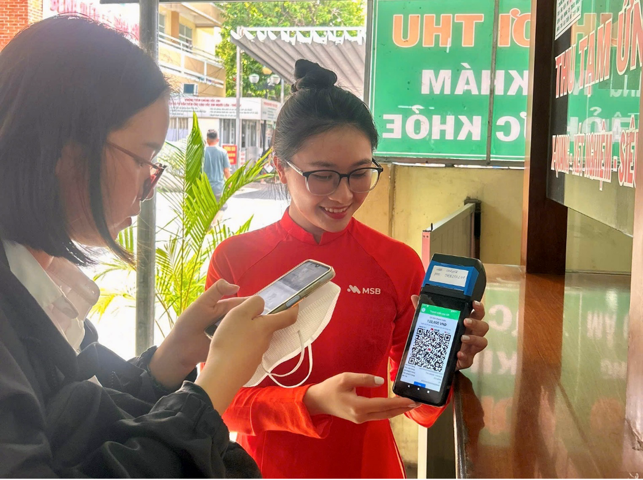 Hình ảnh khách hàng thực hiện thanh toán không tiền mặt MSBPay On POS tại Bệnh viện Lê Văn Việt