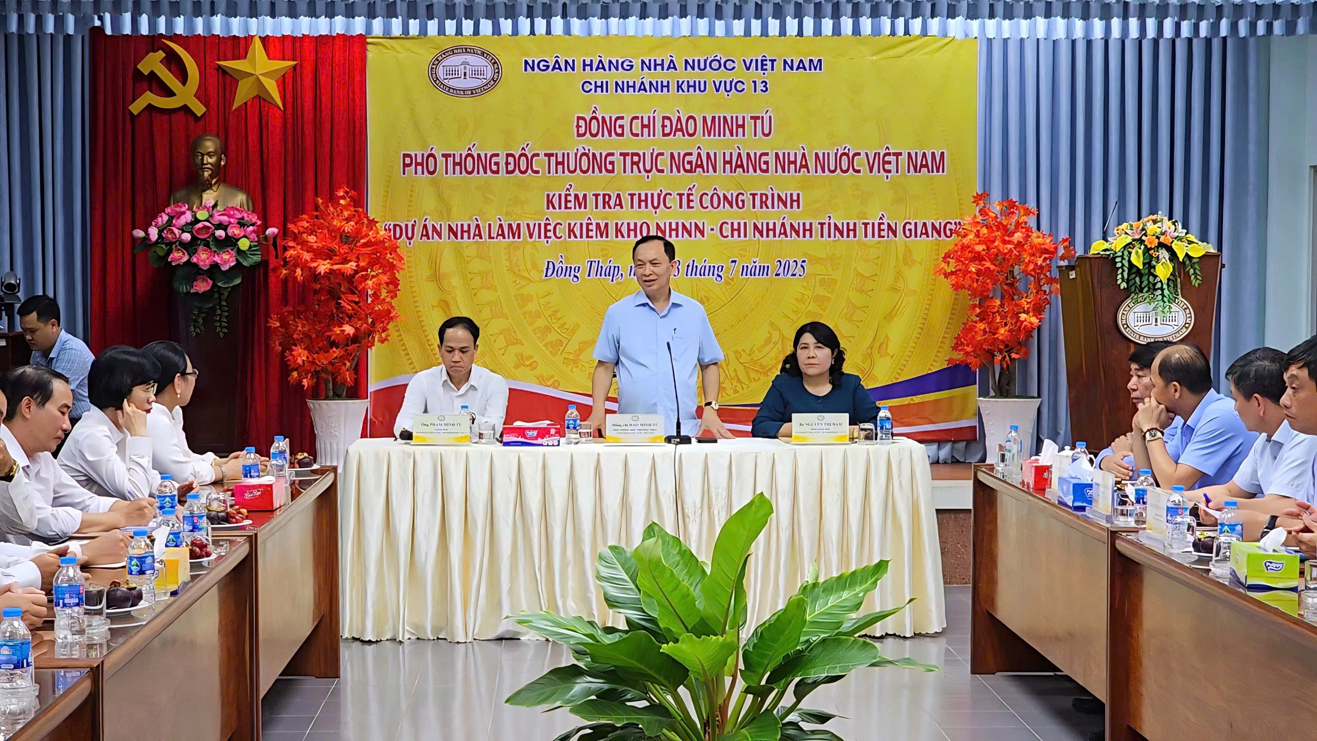 Phó Thống đốc Thường trực Đào Minh Tú phát biểu chỉ đạo tại buổi làm việc