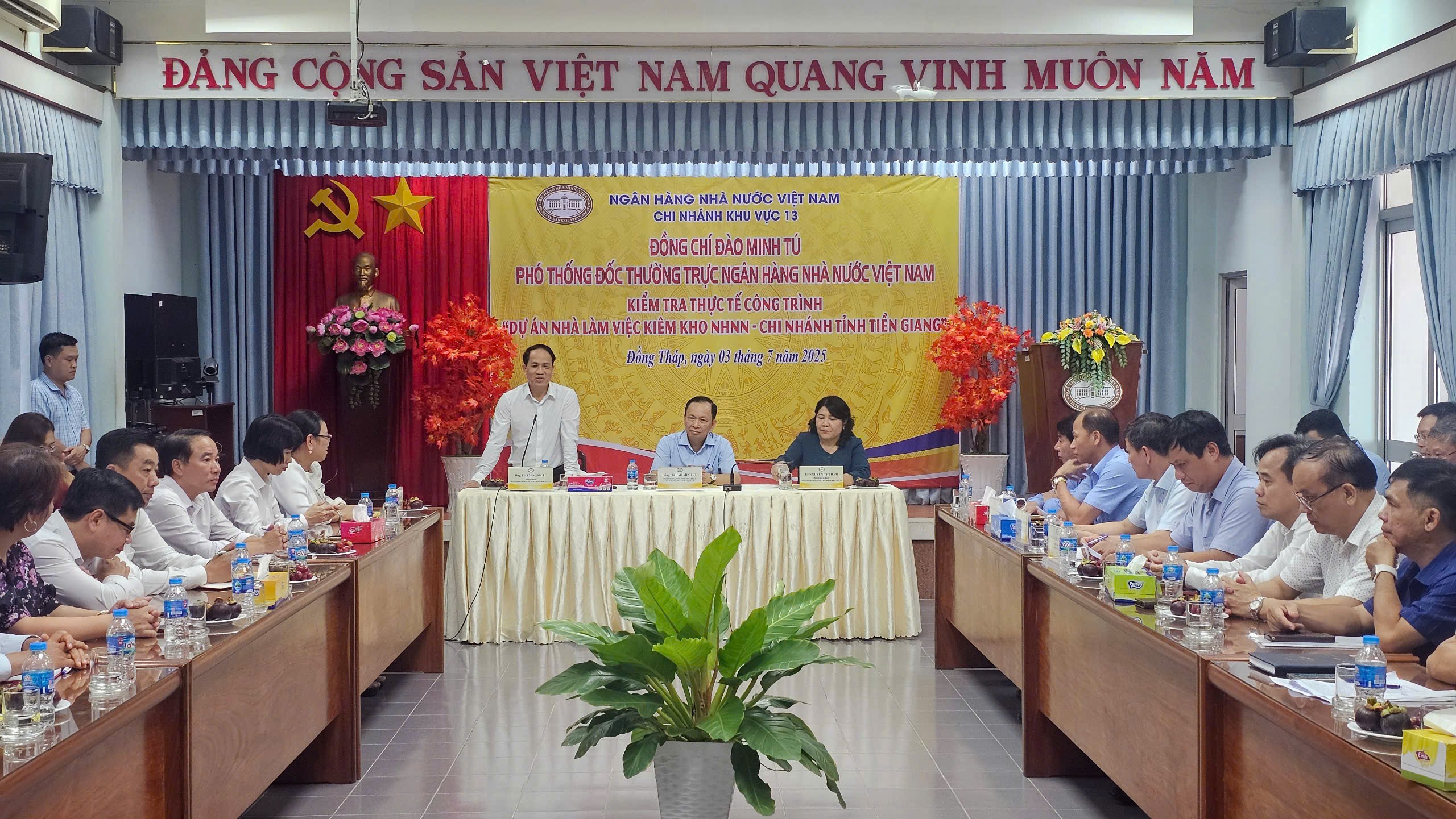 Đồng chí Phạm Minh Tú – Giám đốc NHNN Khu vực 13 báo cáo tình hình, kết quả hoạt động của đơn vị