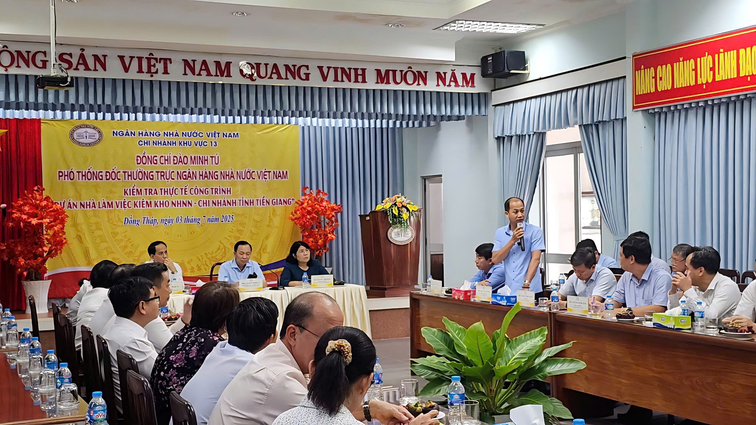 Đại biểu trao đổi ý kiến trong Buổi làm việc