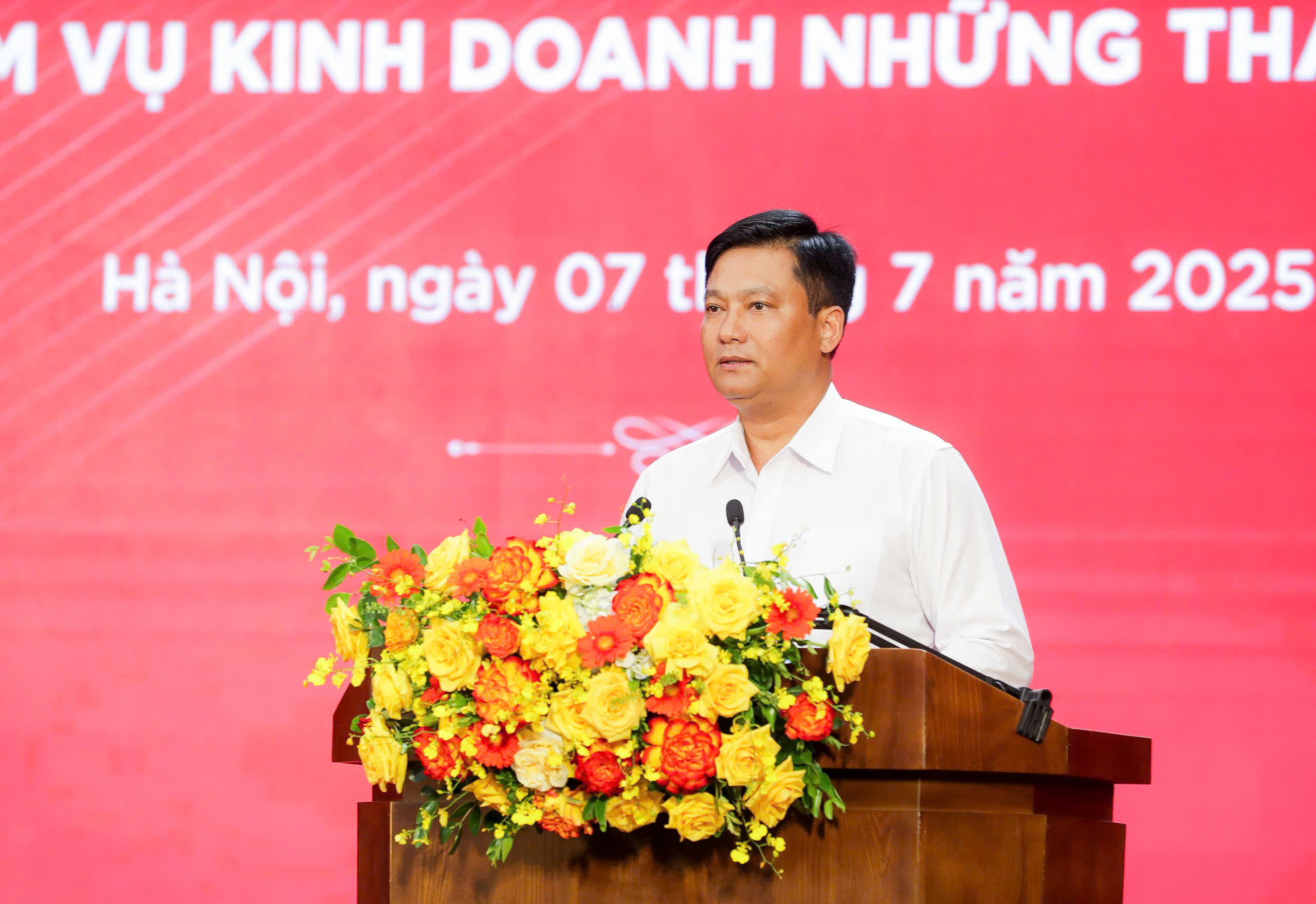 Đồng chí Phạm Toàn Vượng - Phó Bí thư Đảng ủy, Thành viên Hội đồng thành viên, Tổng Giám đốc Agribank phát biểu tại Hội nghị