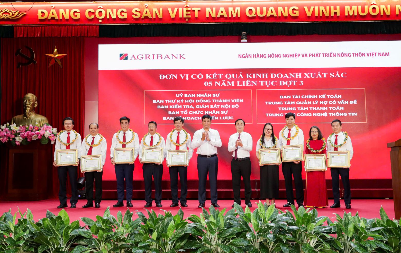 Hội nghị đã ghi nhận, biểu dương những đóng góp quan trọng của 26 tập thể tiêu biểu có kết quả hoạt động kinh doanh xuất sắc 05 năm liên tục (2020 - 2025, đợt 3)