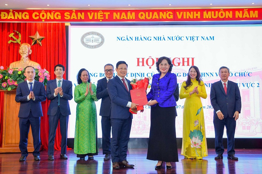 Thống đốc NHNN Nguyễn Thị Hồng trao Quyết định cho ông Võ Minh Tuấn – Giám đốc NHNN chi nhánh Khu vực 2 