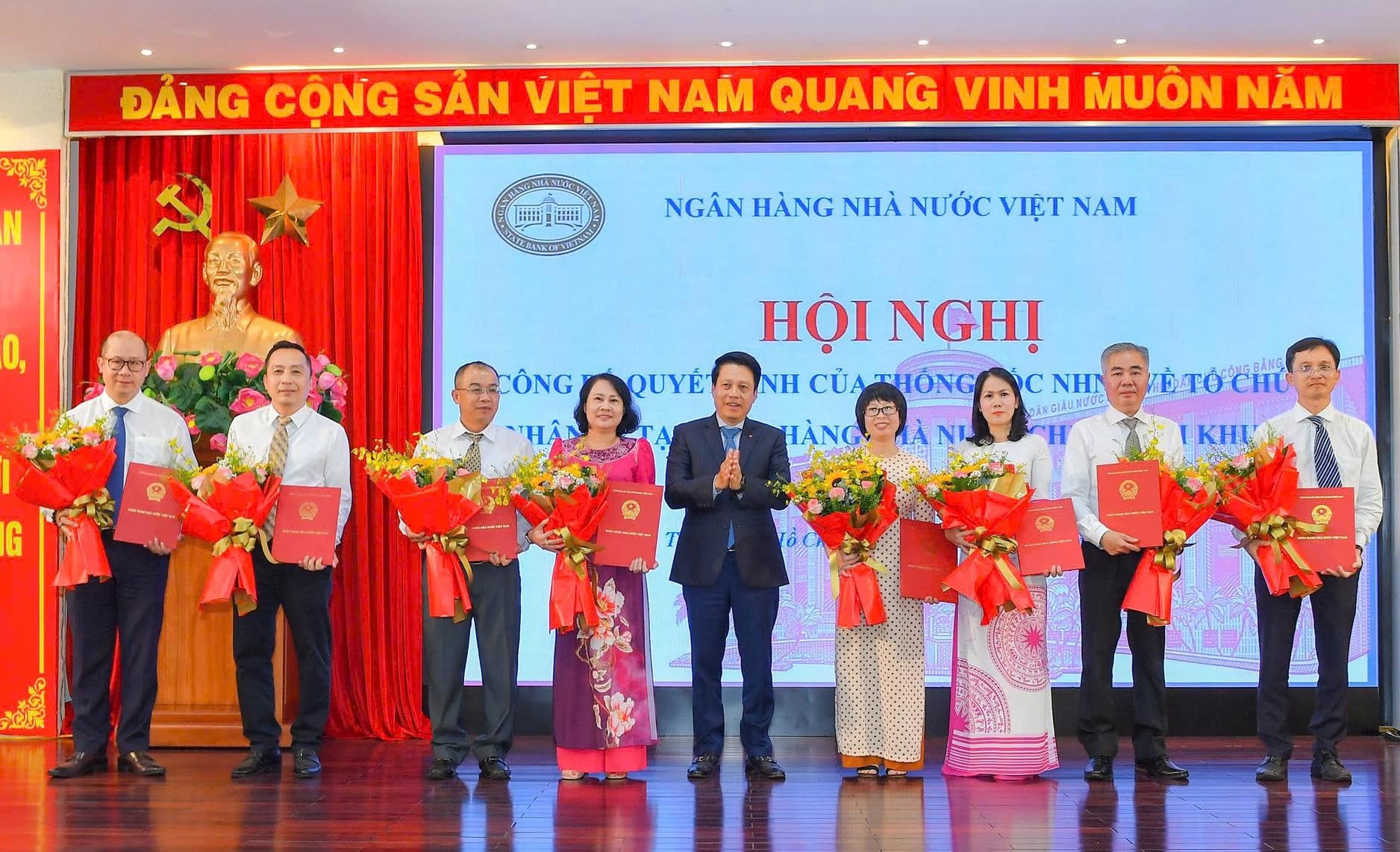 Phó Thống đốc Phạm Tiến Dũng trao Quyết định cho Chánh thanh tra và các trưởng Phòng NHNN khu vực 2 