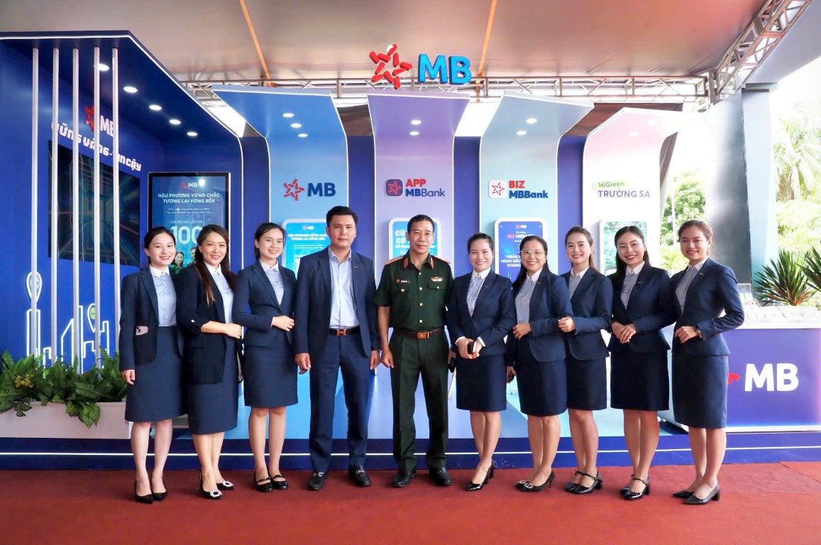 Thiếu tướng Lưu Trung Thái – Chủ tịch HĐQT MB cùng cán bộ nhân viên tại sự kiện