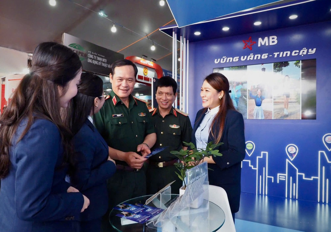 Thượng tướng Vũ Hải Sản – Thứ trưởng Bộ Quốc phòng ghé thăm gian hàng MB tại sự kiện