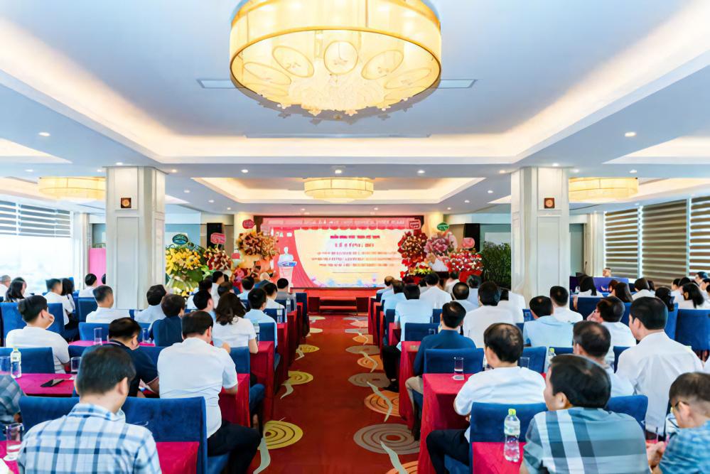 Quang cảnh lễ công bố quyết định nghỉ hưu và giao nhiệm vụ phụ trách VDB Nghệ An