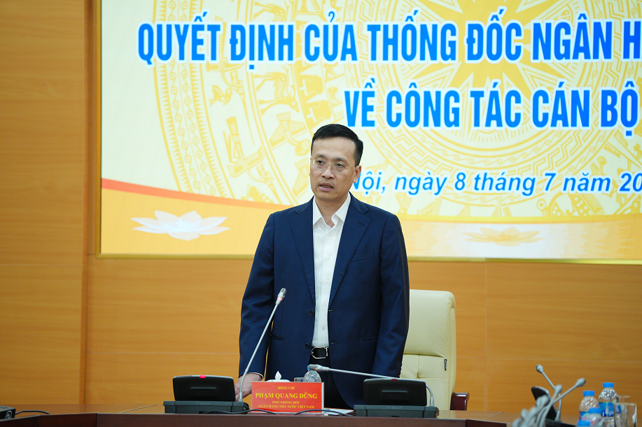 Phó Thống đốc Phạm Quang Dũng phát biểu chúc mừng và giao nhiệm vụ cho 3 đồng chí được bổ nhiệm Phó Cục trưởng Cục Quản lý, giám sát TCTD