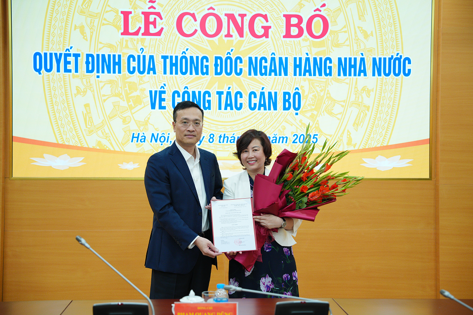 Phó Thống đốc Phạm Quang Dũng trao Quyết định bổ nhiệm cho bà Huỳnh Nhật Lệ