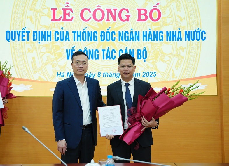 Phó Thống đốc Phạm Quang Dũng trao Quyết định bổ nhiệm cho ông Mai Khánh Dũng