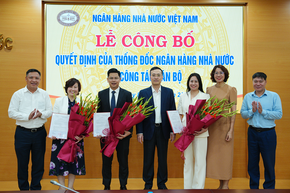 Phó Thống đốc Phạm Quang Dũng và đại diện Vụ Tổ chức cán bộ, Đảng uỷ NHNN chúc mừng 3 đồng chí được bổ nhiệm Phó Cục trưởng Cục Quản lý, giám sát TCTD