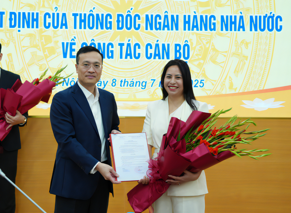 Phó Thống đốc Phạm Quang Dũng trao Quyết định bổ nhiệm cho bà Đậu Thị Mai Hương