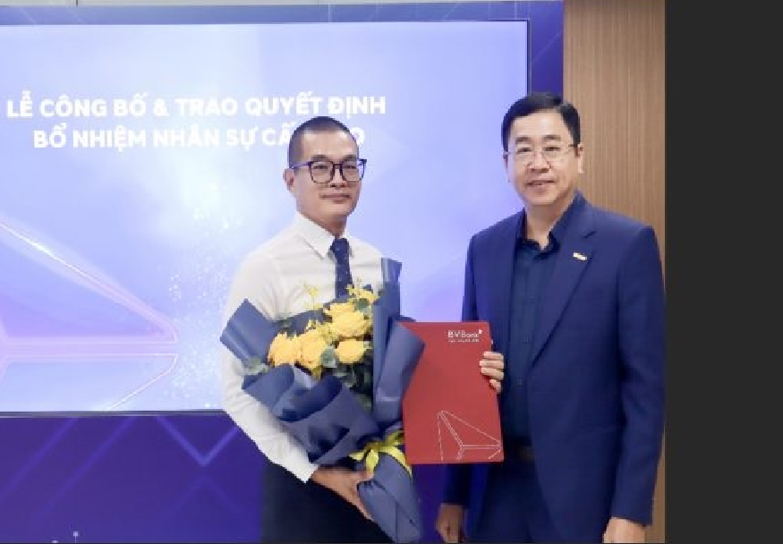 Ông Lê Anh Tài - Chủ tịch Hội đồng quản trị BVBank trao quyết định bổ nhiệm cho ông Hoàng Vy Long - Giám đốc khối Thị trường tài chính
