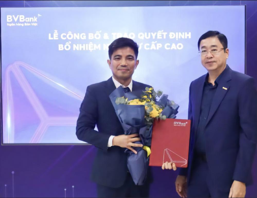 Ông Lê Anh Tài - Chủ tịch Hội đồng quản trị BVBank trao quyết định bổ nhiệm cho ông Đậu Quang Thế - Giám đốc khối Khách hàng cá nhân