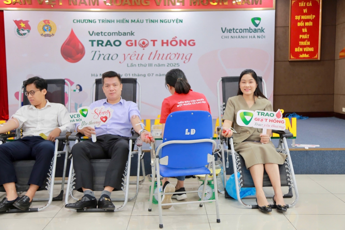 Ông Hồ Văn Tuấn - Phó Tổng Giám đốc Vietcombank (thứ 2 từ trái qua) và bà Nguyễn Thị Như Quỳnh - Phó Giám đốc Vietcombank Hà Nội tham gia hiến máu tình nguyện