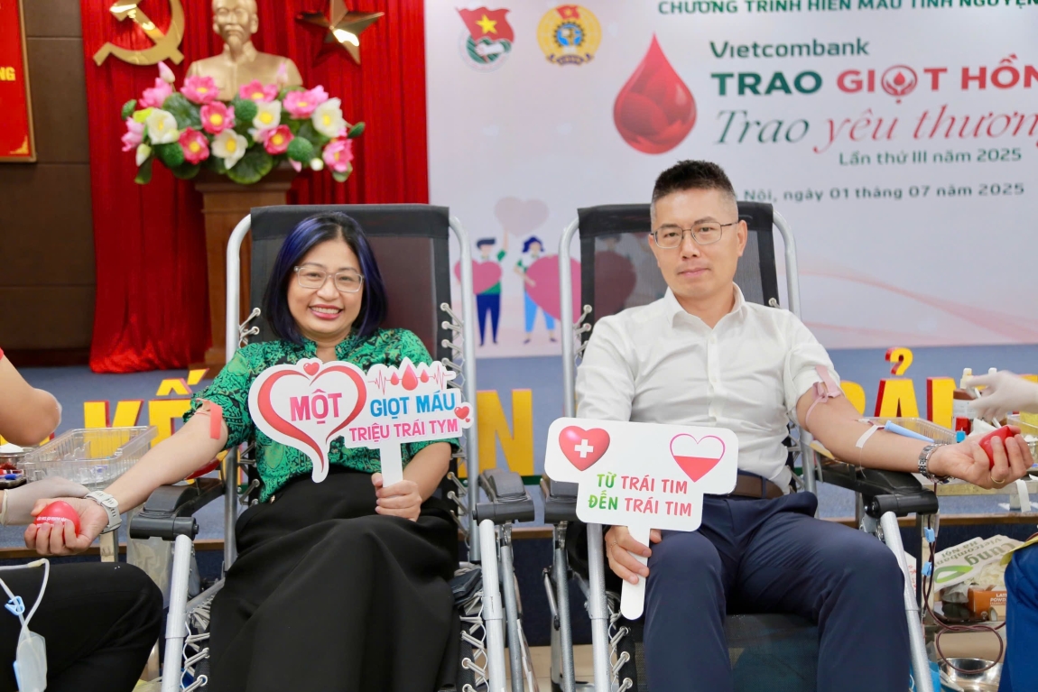 Bà Phan Thị Hồng Vân - Phó Giám đốc Vietcombank Hà Nội tham gia hiến máu tình nguyện