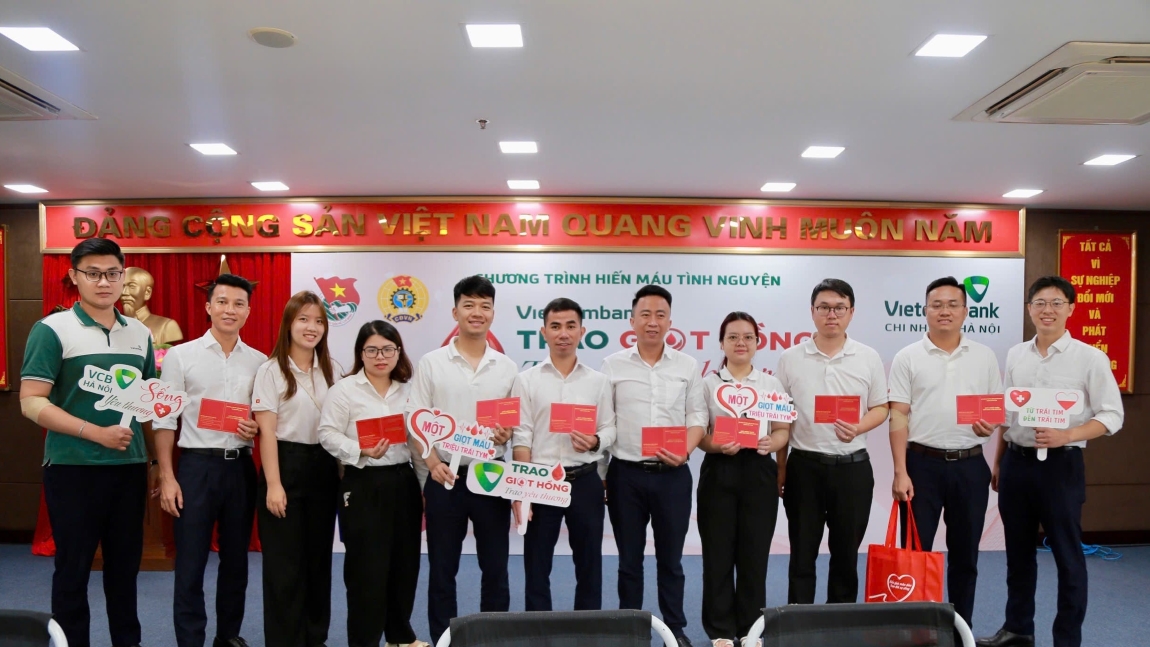 Đoàn viên, thanh niên Vietcombank Nam Thăng Long tham gia hiến máu