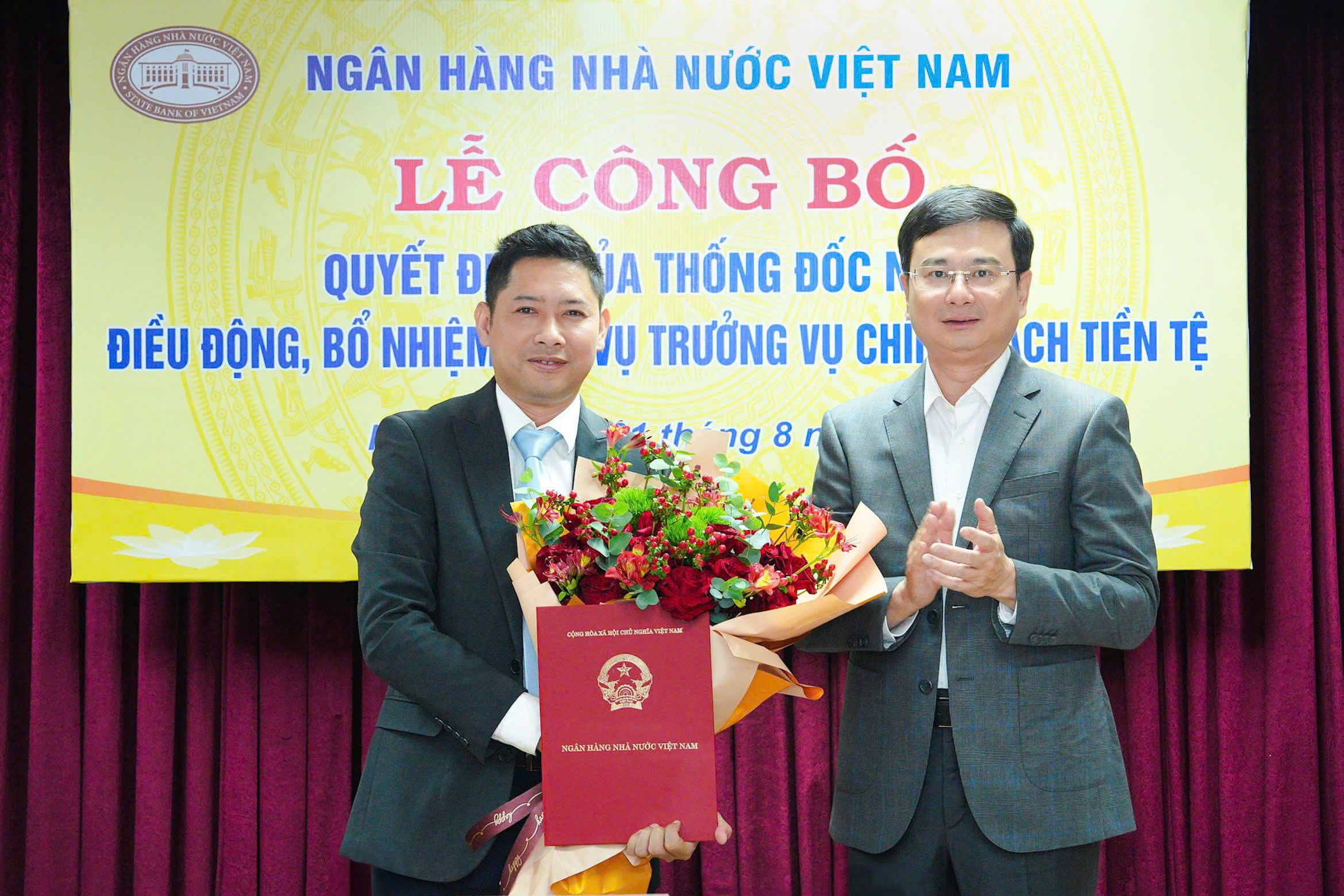 Phó Thống đốc Phạm Thanh Hà trao Quyết định và chúc mừng ông Nguyễn Lê Nam