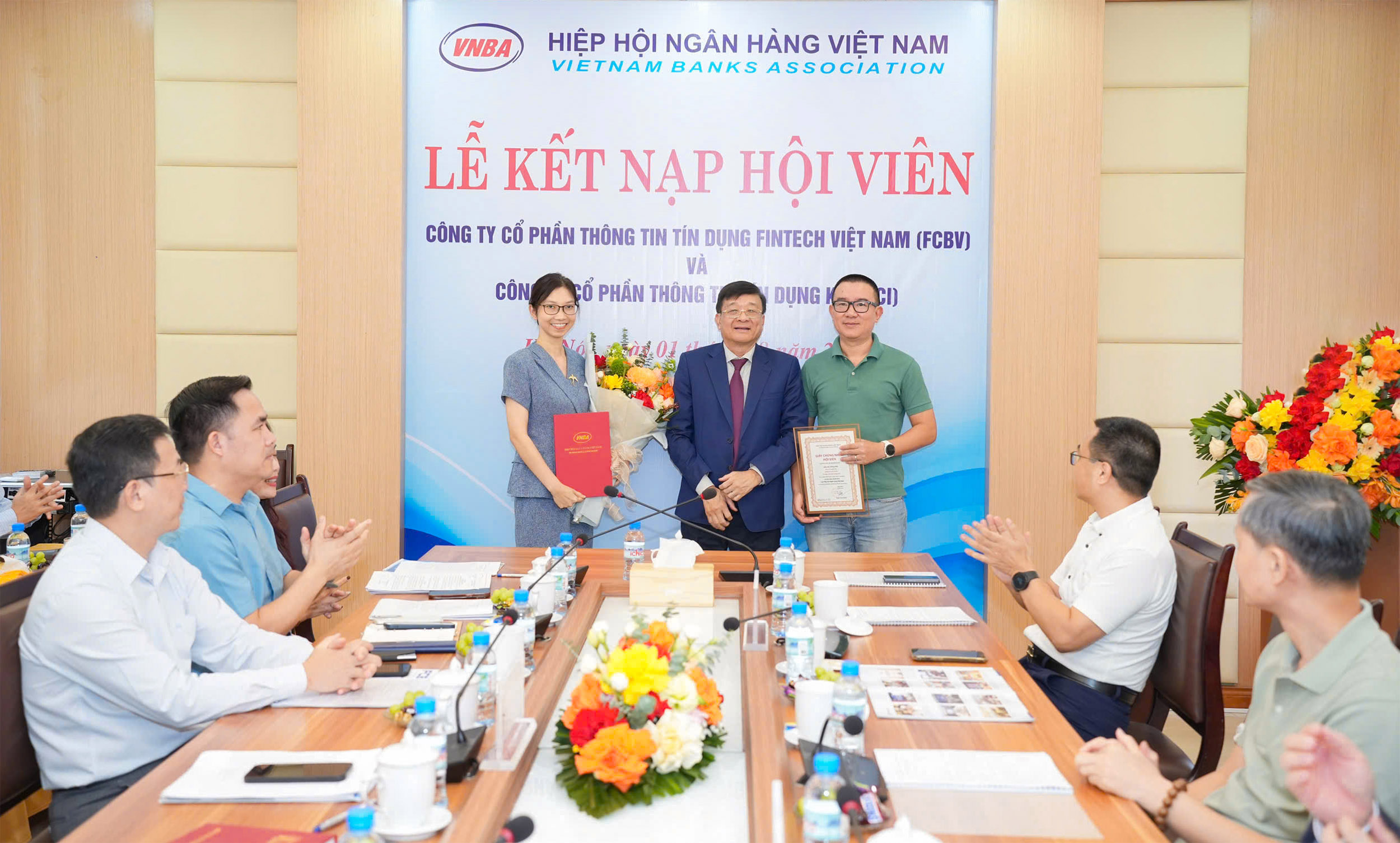 Phó Chủ tịch kiêm Tổng Thư ký Nguyễn Quốc Hùng trao giấy chứng nhận và quyết định kết nạp hội viên liên kết cho Công ty Cổ phần Thông tin tín dụng KCI