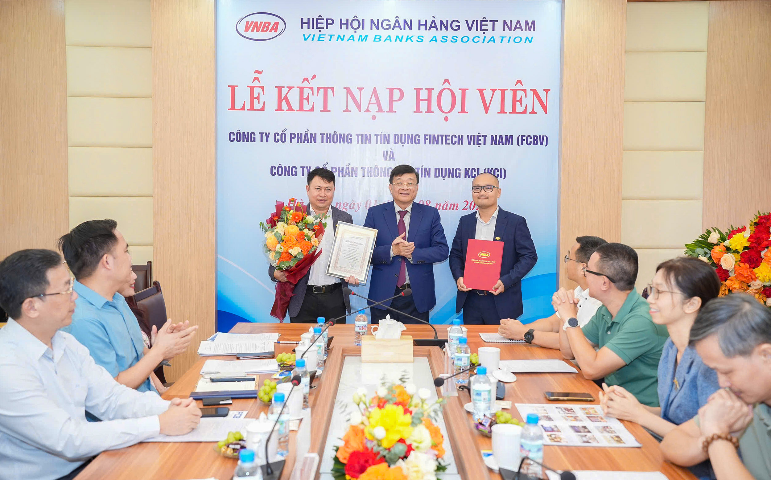 Phó Chủ tịch kiêm Tổng Thư ký Nguyễn Quốc Hùng trao giấy chứng nhận và quyết định kết nạp hội viên liên kết cho Công ty Cổ phần Thông tin tín dụng Fintech Việt Nam (FCBV)
