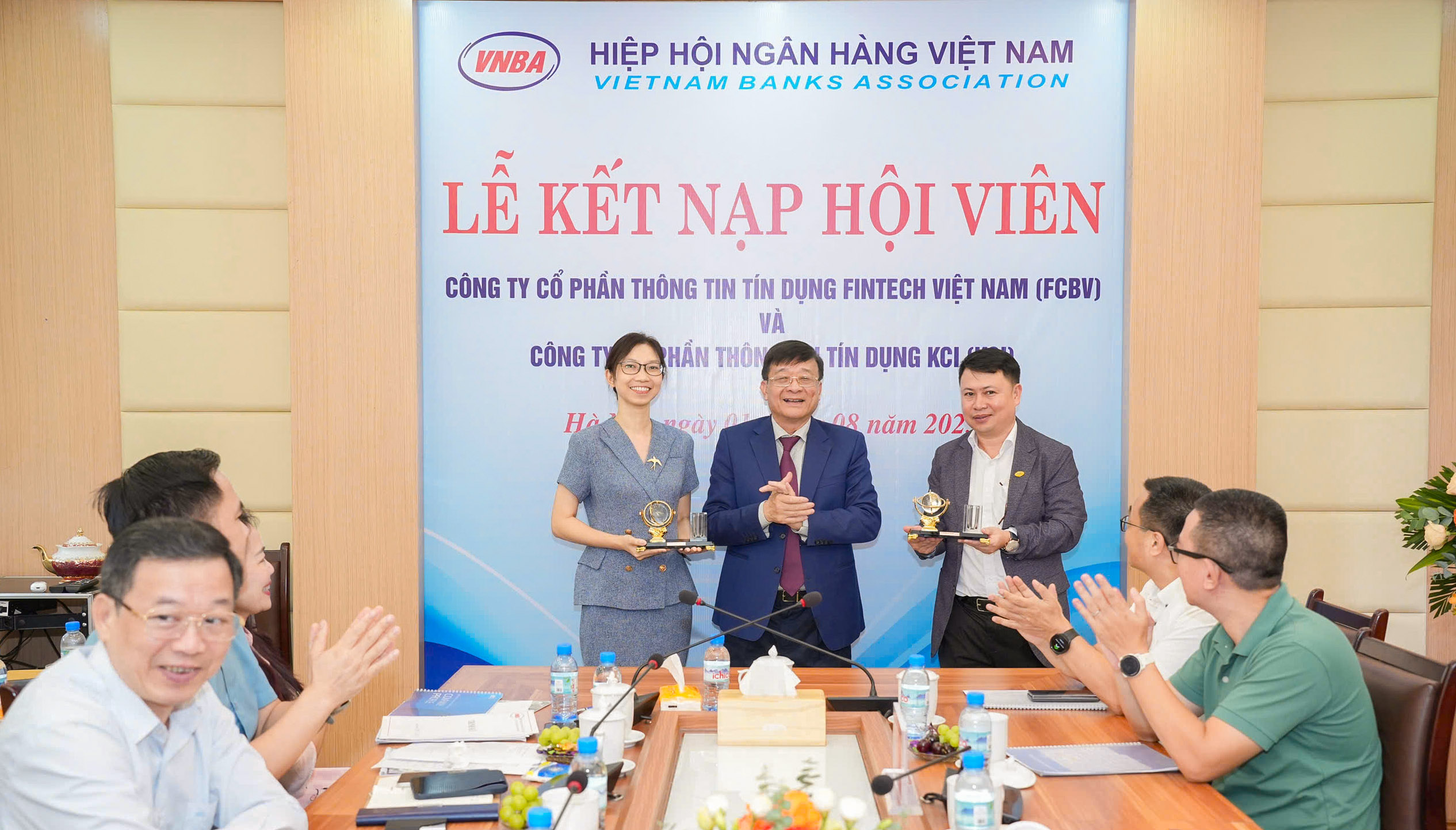 Phó Chủ tịch kiêm Tổng Thư ký Nguyễn Quốc Hùng trao quà kỷ niệm của Hiệp hội tặng lãnh đạo KCI và FCBV