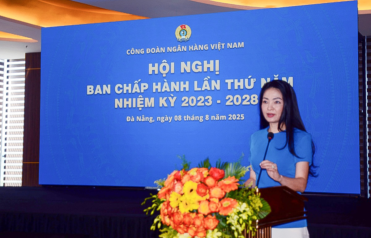 Bà Nguyễn Khánh Chi, Phó Chủ tịch Thường trực CĐNHVN báo cáo kết quả công tác hoạt động CĐNHVN và phương hướng nhiệm vụ 6 tháng cuối năm 2025