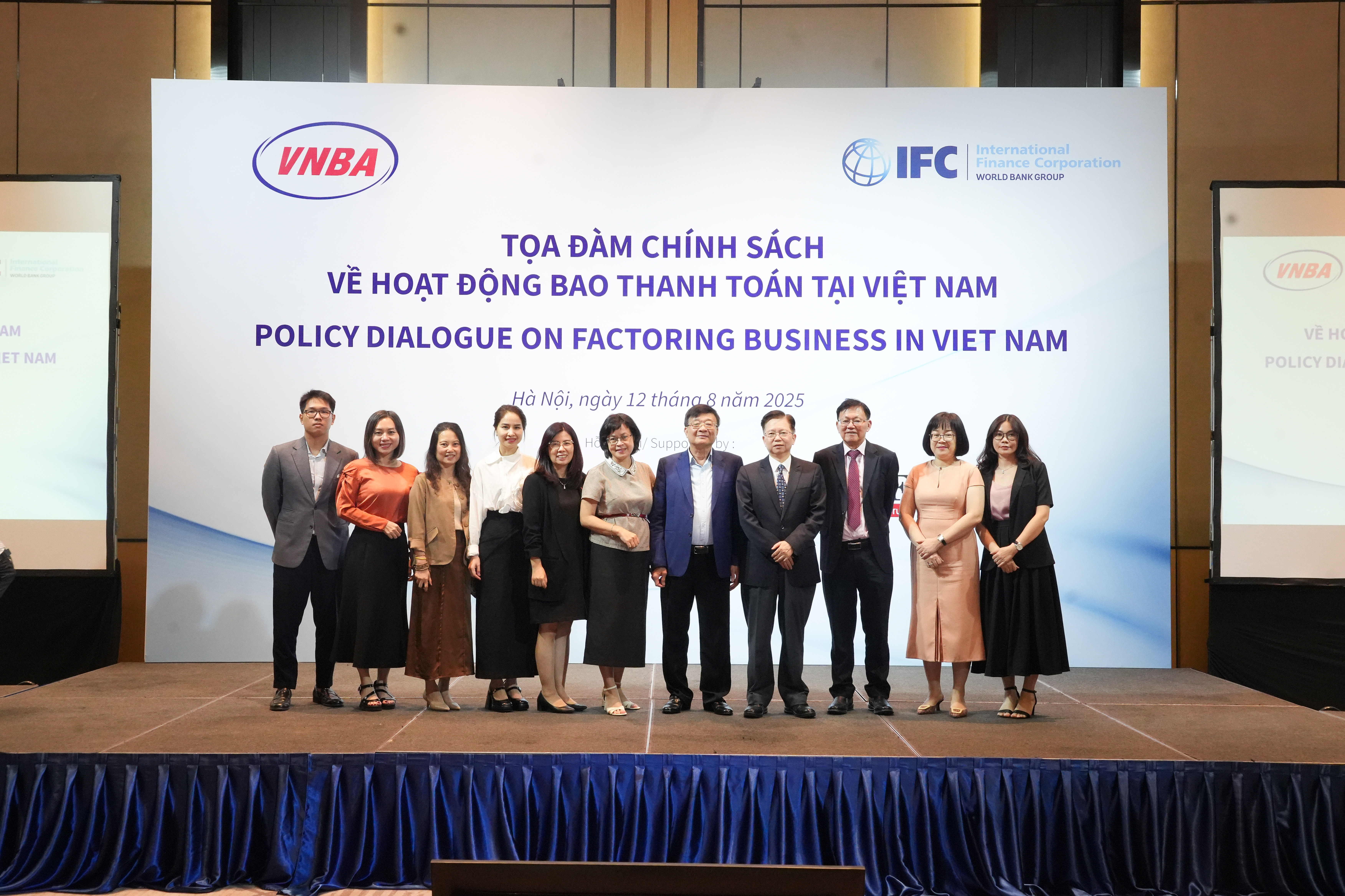 Các đại biểu tham dự tọa đàm chụp ảnh lưu niệm